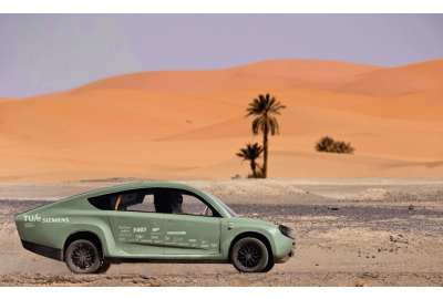 Carro elétrico Stella Terra no deserto do Saara.