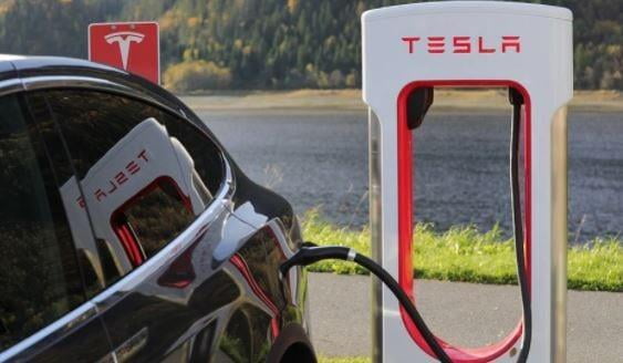 Carregamento em ponto de recarga para veículos elétricos Tesla